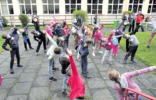 Organizatorzy prowadzili akcjê zbiórki nakrêtek plastikowych dla ma³ego Szymona z Ubocza (akcja trwa³a ca³y dzieñ), by³y te rozdawane materia³y z Kampanii Zachowaj TrzeŸwy Umys³.