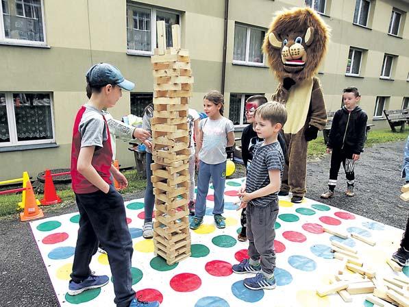 Potem odby³y siê pokazy sprzêtu Policji, OSP i GOPR, a uczestnicy dowiedzieli siê, po co psy pracuj¹ w policji oraz czym dok³adnie siê zajmuj¹.