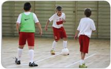 Akademia Młodych Orłów ŻAKI (8-9 lat) JUNIOR F - część główna II - gra w piłkę nożną W tej części zajęć, która trwa ok. 20 min. powinniśmy kłaść na nauczanie gry w piłkę nożną.