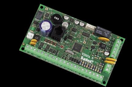 pomocou programu DLOADX cez Ethernet monitoring TCP/IP ovládanie systému pomocou: LCD alebo LED klávesníc (do 6) bezdotykových kariet/príveskov (do 6 čítačiek) ovládačov diaľkového ovládania možnosť