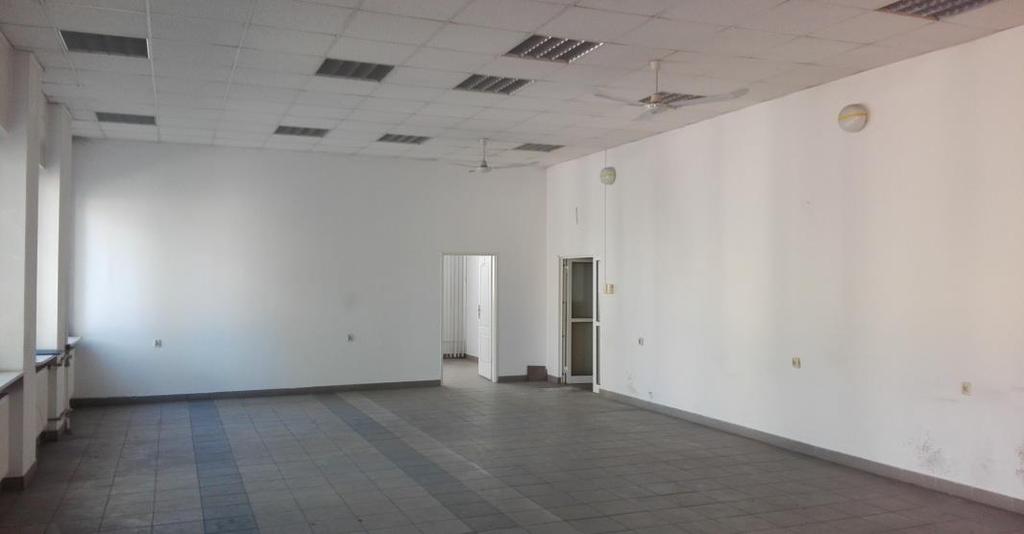 Pomieszczenia biurowe utrzymane w należytym stanie, wymagające miejscowego odświeżenia i
