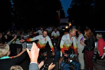 goście byli już pod bramę wjazdową do Kokotka. Jadą! Głośne brawa, wiwaty emocje sięgnęły zenitu!