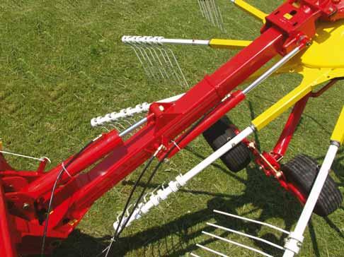 Zgrabiarka dwukaruzelowa o centralnym odłożeniu pokosu hydrauliczny komfort Hydraulicznie regulowane zgra bi ar ki o centralnym odłożeniu poko su i zmiennej szerokości roboczej EUROTOP 771 A 12