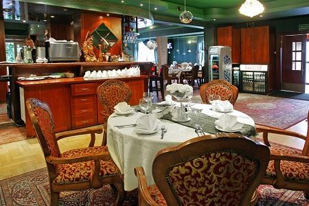 RESTAURACJA Restauracja "Prestige" oferuje swoim gościom wykwintne menu, w którym znaleźć można specjały różnych krajów.