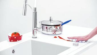 Dodatkowe zabezpieczenie stanowi warstwa laminująca, znajdująca się na spodniej stronie tafli. Wzory w jakości High Definition są drukowane bezpośrednio na szkle, co wpływa na ich trwałość.