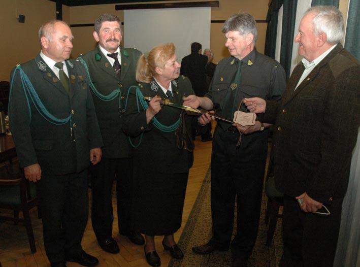 Na zjeździe wybrano nowy zarząd, stwarzając warunki do zmiany stylu zarządzania i lepszej komunikacji wewnątrzklubowej. U góry: Przemawia Roman Badowski. Obok siedzą: S. Koleśnik, Z. Zimny, J.
