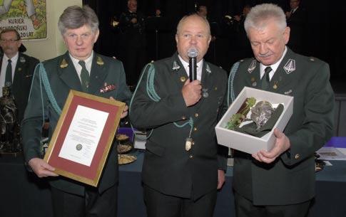 Alfreda Hałasę przewodniczącego kapituły Medalu Za Zasługi dla KKiKŁ PZŁ oraz prezesów oddziałów regionalnych klubu, wyróżniając Bogdana Kowalcze za przygotowanie spotkania lanckorońskiego.