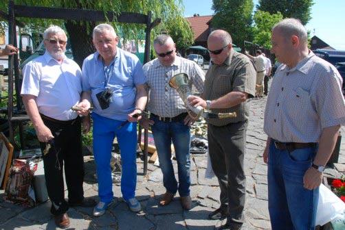 III GALICYJSKA GIEŁDA KOLEKCJONERSKA Na zabytkowym rynku z XIX wiecznymi drewnianymi domami, typowymi dla budownictwa zrębowego, ze stromymi dachami, z wysuniętymi poddaszami i szerokimi bramami