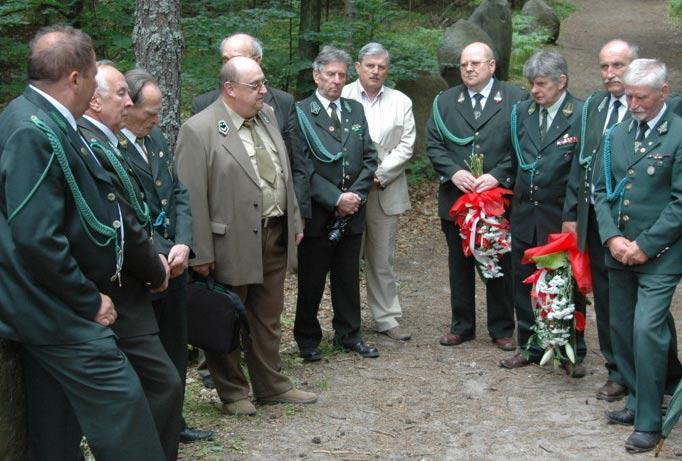Przed obeliskiem leśników polskich Pomnik głuszca Pomnik głuszca - symbol Roztocza powstał z inicjatywy członków oddziału zamojskiego KKiKŁ, którzy idąc za