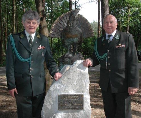 Z Leszkiem Semaniukiem przy głuszcu z łusek. X Krajowy Zjazd Delegatów KKiKŁ PZŁ Pamiątkowa statuetka W obradach uczestniczyło 62 delegatów z 20 oddziałów klubu.