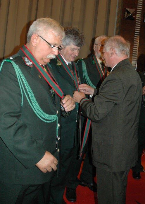 Krzysztof Mielnikiewicz odbiera Medal Św.