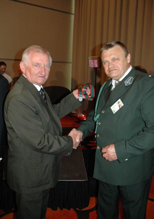 Po prawej Marek Filipczyk odbiera Medal Św.