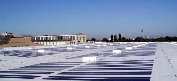 Ochrona urządzenie PV na dachu płaskim folia dachowa.