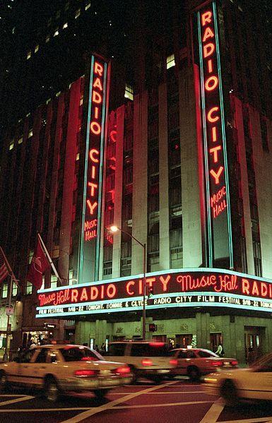 Rozdział 3 Radio City Music Hall Radio City Music Hall jest sala koncertowa w samym sercu Manhattanu w Nowym Jorku.