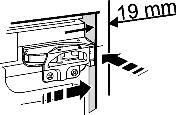Założyć listwę maskującą Fig. 15 (22) od strony uchwytu i na równi z frontem na noskuosłonki Fig. 14 (53) i przykleić do ściany bocznej urządzenia. u W razie potrzeby skrócić listwę maskującą Fig.
