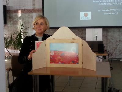 serdecznie powitała przybyłych na konferencję.