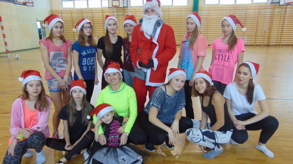 wwwpomorskapl 17 grudnia 2016 roku w Publicznym Gimnazjum im Mariana Rejewskiego odbyły się warsztaty z tańca Zumba i Hip-Hop W zajęciach
