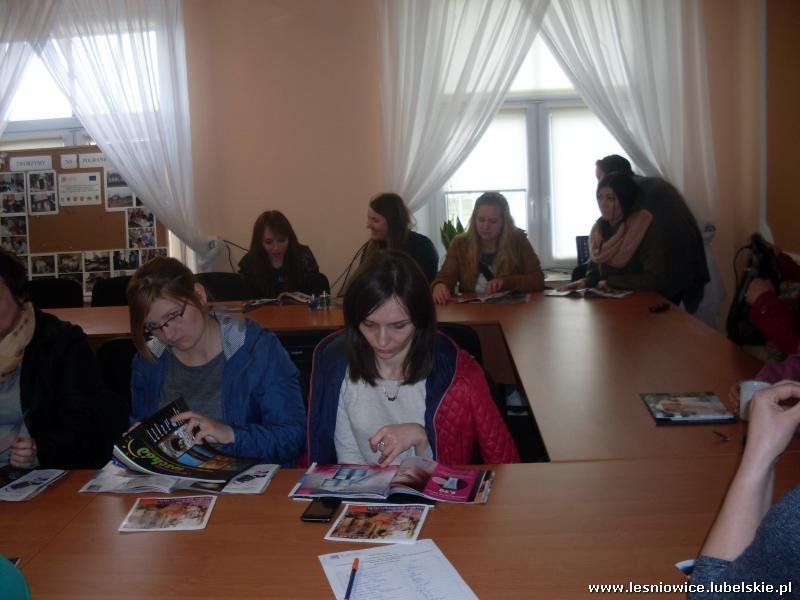 Leśniowice i gmin sąsiadujących. W spotkaniu udział wzięły przedstawicielki firmy Oriflame, które przedstawiły produkty swojej firmy oraz skuteczność ich działania.