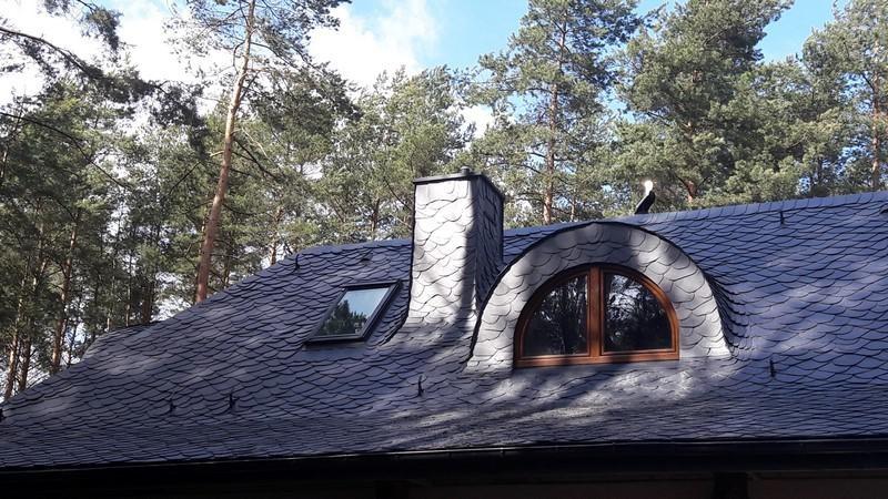 Umiejętnie położone naturalne łupki sprawią, że dach a wraz z nim cały dom stanie się prawdziwym dziełem sztuki, przykuwającym wzrok śmiałością w realizacji architektonicznej wizji artystycznej.