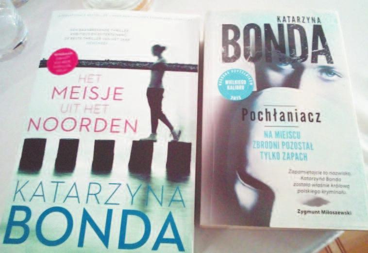 W wie lu kra - jach, gdzie książ ki Ka ta rzy ny Bon dy zo sta ły prze tłu ma czo ne, znaj du ją się one w TO P5 be st sel - le rów, prze bi ja jąc ro dzi mą twór - czość.