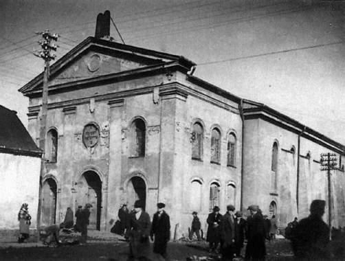 Główny problem stanowi datowanie, ponieważ nie wiadomo, czy forma ślepego portyku została wprowadzona w tym budynku dopiero podczas przebudowy dokonanej w 1897 roku.