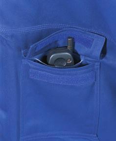 Cremallera protegida por solapa con botones, puños ajustables por botones de presión, ojetes de ventilación en las axilas, 2 pliegues en la espalda, cinta para colgar en el cuello, cintura ajustable