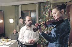 Cicha noc MERKURY BIAŁA PODLASKA Adam (Dawid Ogrodnik), na co dzień pracujący za granicą, w Wigilię Bożego Narodzenia odwiedza swój rodzinny dom na polskiej prowincji.