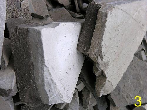 700 m 2 wykonawca pokrył cementową masą samopoziomującą - z zamiarem pomalowania jej potem farbą epoksydową.