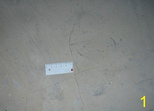 1) oraz wystąpiły powszechnie odspojenia masy (głuche miejsca przy ostukiwaniu), wykonawca miesiąc później na większości powierzchni usunął masę samopoziomującą i wykonał klasyczną nawierzchnię