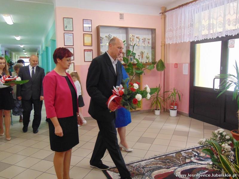 Następnie wszyscy uczestnicy przemaszerowali do szkoły.
