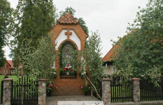Po zakończeniu II wojny światowej Gryźliny stały się wsią sołecką. W 1998 roku wieś była zamieszkana przez 582 osoby. Fot. 2.2. Kapliczka warmińska w Gryźlinach. Źródło: http://www.ciekawemazury.