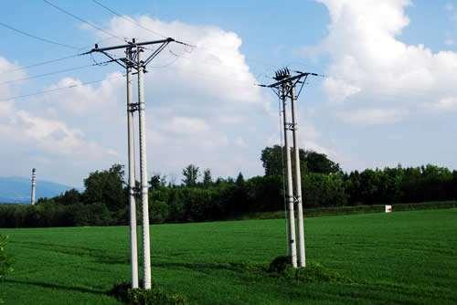 na średnim napięciu 20 kv liniami napowietrznymi i kablowymi ze zlokalizowanych poza granicami administracyjnymi Gminy stacji 110 kv/sn: Trynek