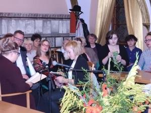 Inwalidów, uczniowie szprotawskich szkół pod opieką nauczycieli,