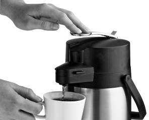 Schakel de koffiemachine in met behulp van de aan/uit schakelaar (1). Het groene controlelampje (werkingsindicator) (8) gaat branden. 7. Het koffiezetproces begint.