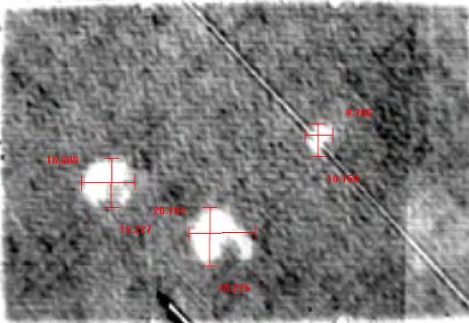 A thermal imaging camera connected to a computer records the time-dependent thermally induced reactions of the sample surface.