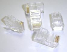 Istnieją 2 rodzaje tego typu kabla: ekranowany (STP, FTP) nieekranowany (UTP) Różnią się one tym, iż ekranowany posiada folie ekranującą, a pokrycie ochronne jest lepszej jakości, więc w efekcie