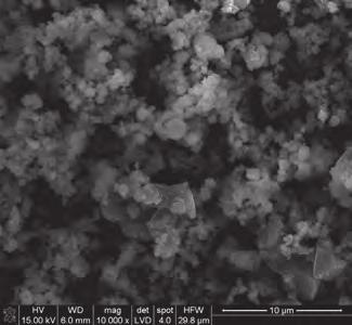 W A Obrazy SEM próbek uzyskanych w 70 C, z wykorzystaniem NaOH o stężeniu wynoszącym 4,0 mol/dm 3 i dodatkiem glinianu sodu, przedstawiono na Rys. 4a i 4b.