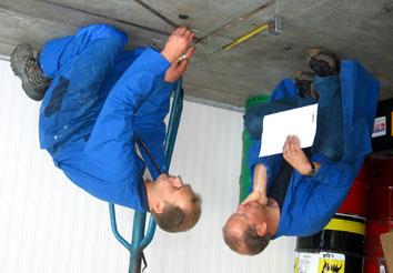 Bevestiging 2. Teken de plaats van de chemische ankers zo nauwkeurig mogelijk af. Dit kan met behulp van de boormal (Nr. 43508100).