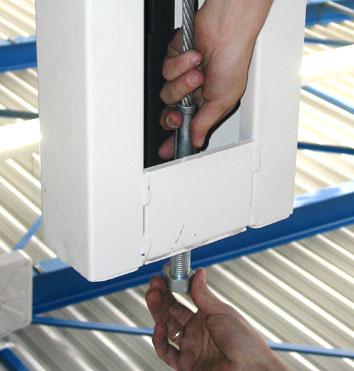 4 Monta 4.10 Stalowe kable Bieg kabli musi zostać położony jak podano w Rysunek 4.16.