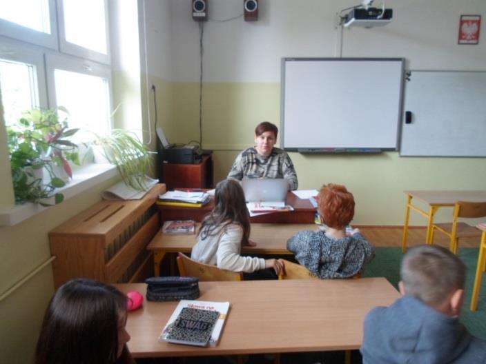 Wywiad z panią Agatą Piotrowską- nauczycielką z języka polskiego 1. Czy jest to pani pierwsza praca w szkole? -Jako nauczycielka stażystka tak- (pierwsza).