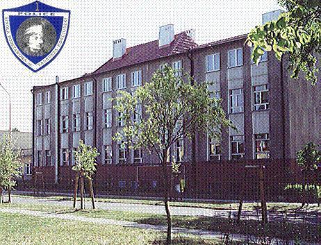 Klasy 1-6 uczą się w budynku przy ul. Sikorskiego 8, a klasy 7-8 w budynku przy ul.