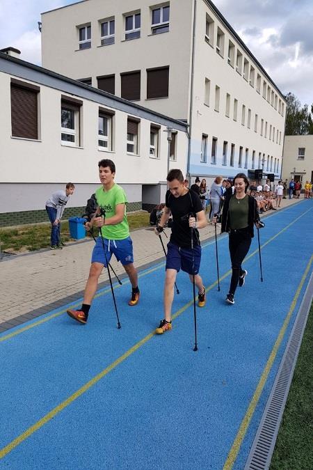 konkurowali w duchu sportowym między innymi w turnieju piłkarskim, siatkarskim, sztafetach z zadaniami, Nordic Walking czy skoku w dal.