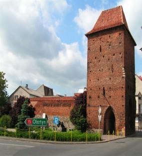 12 wystające, drewniane ganki, które zostały zlikwidowane w XVIII w. W XV-XVI w. przed bramą wybudowano barbakan złożony z dwóch okrągłych baszt, połączony z bramą tzw. szyją bramną.