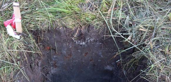 26 osadów klastycznych z licznymi fragmentami cegieł, której miąższość rośnie ku zboczu osiągając tam miąższość do 50 cm (ryc. 10).