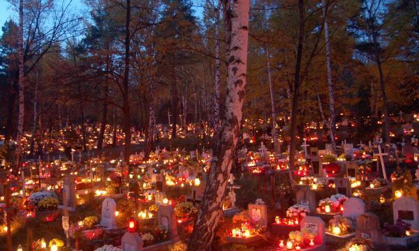 Wszystkich Świętych i Dzień Zaduszny Dla tych Którzy odeszli W nieznany świat, Płomień na wietrze Kołysze wiatr. Dla nich tyle kwiatów Pod cmentarnym murem I niebo jesienne U góry.