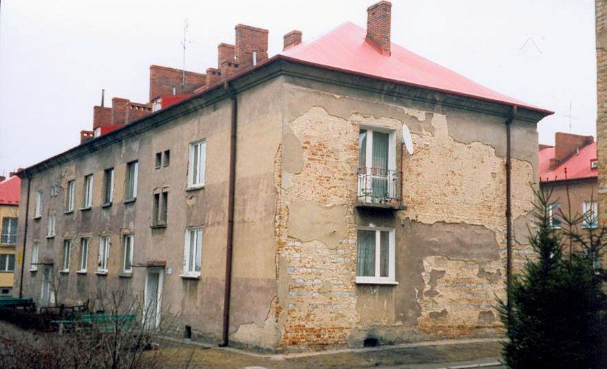 Elementy zrównoważonego rozwoju w termomodernizacji budynku wielorodzinnego 379 Rys. 4. Elewacja frontowa NW i boczna SW przed termomodernizacją Rys. 5.