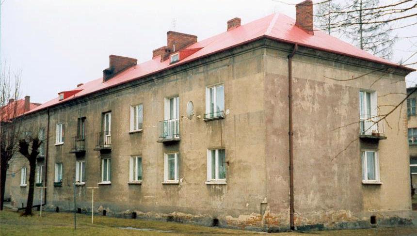 System ogrzewania charakteryzował się niską sprawnością. Przygotowanie ciepłej wody odbywało się indywidualnie z trzonów kuchennych lub bojlerów elektrycznych.