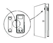 Zamknąć pokrywę pojemnika baterii. Przykręcić śruby. Przymocować centralę do ściany korzystając z zawartych w dostawie śrub i kołków.