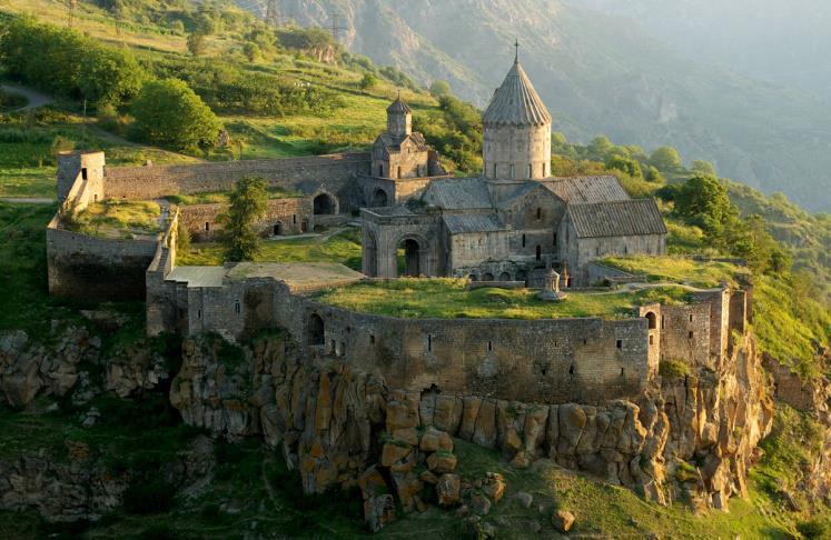 Wschód is good! ARMENIA PERŁA KAUKAZU 9 dni Kameralna grupa 15 osób Armenia, pierwszy kraj na świecie, który przyjął chrześcijaństwo jako swoją religię państwową i narodową.