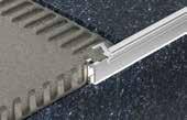 Schlüter -LIPROTEC-PB Schlüter -LIPROTEC-PB jest wysokiej jakości profilem do krawędzi podestów z anodowanego aluminium o szerokości licowej powierzchni 25 mm.